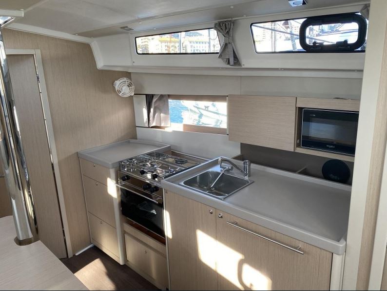 Photo #14 - Oceanis 38.1 (Maximus) in Port Grimaud Sam - 21369