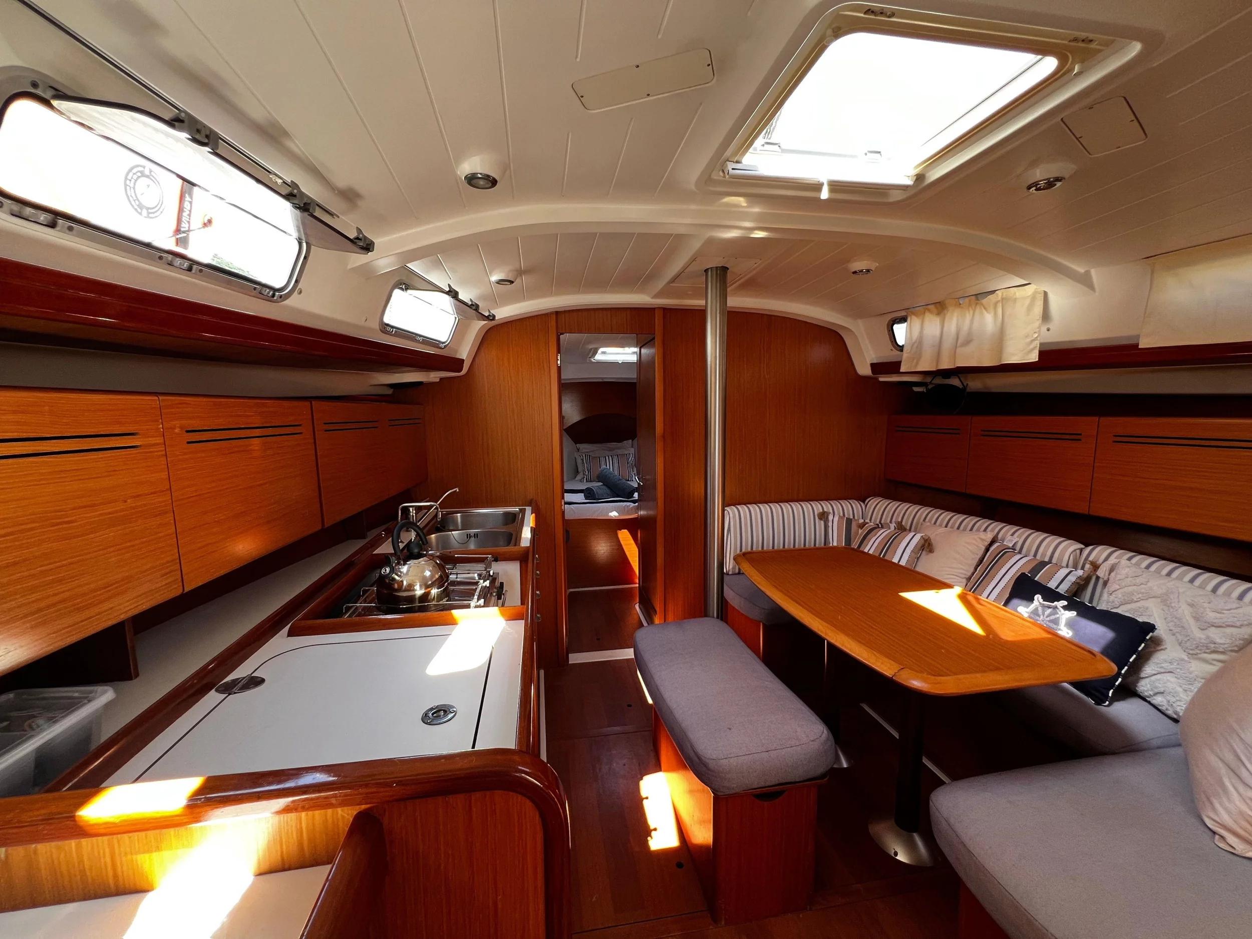 Beneteau 43 (ROUALEYN) Interior image - 2