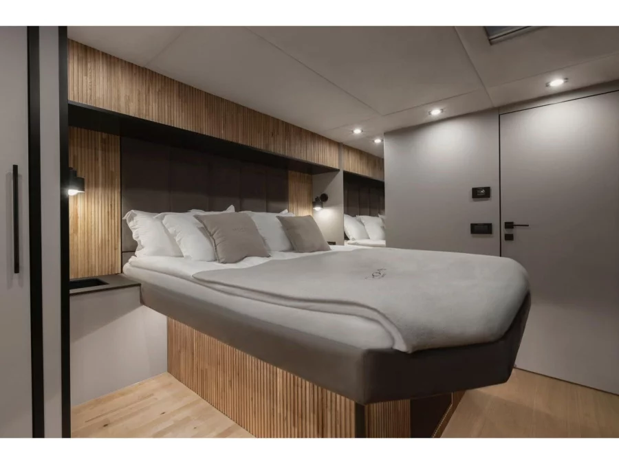 Moon Yacht 60 (Honeymoon) Interior image - 2