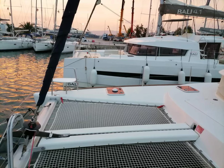 Lagoon 380 (Oh Darling | NEW engines, electric winch, solar panel)  - 8