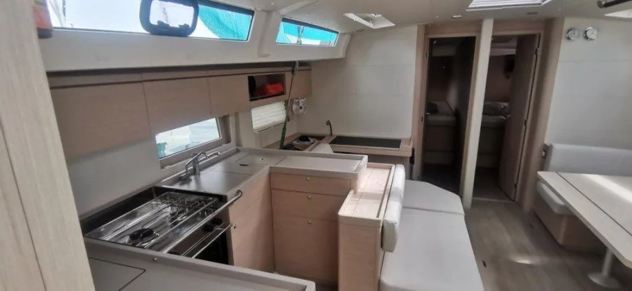 Oceanis 51.1 (LIVING IN SEA (generator, air condition, teak cockpit, pearl grey hull, 1 SUP free of charge))  - 4