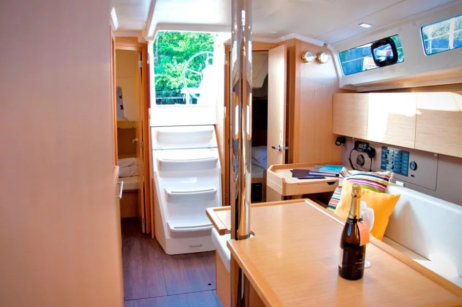 Oceanis 35 (Black Opium)  - 1