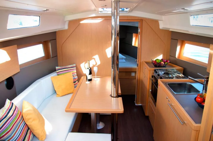 Oceanis 35 (Black Opium)  - 9