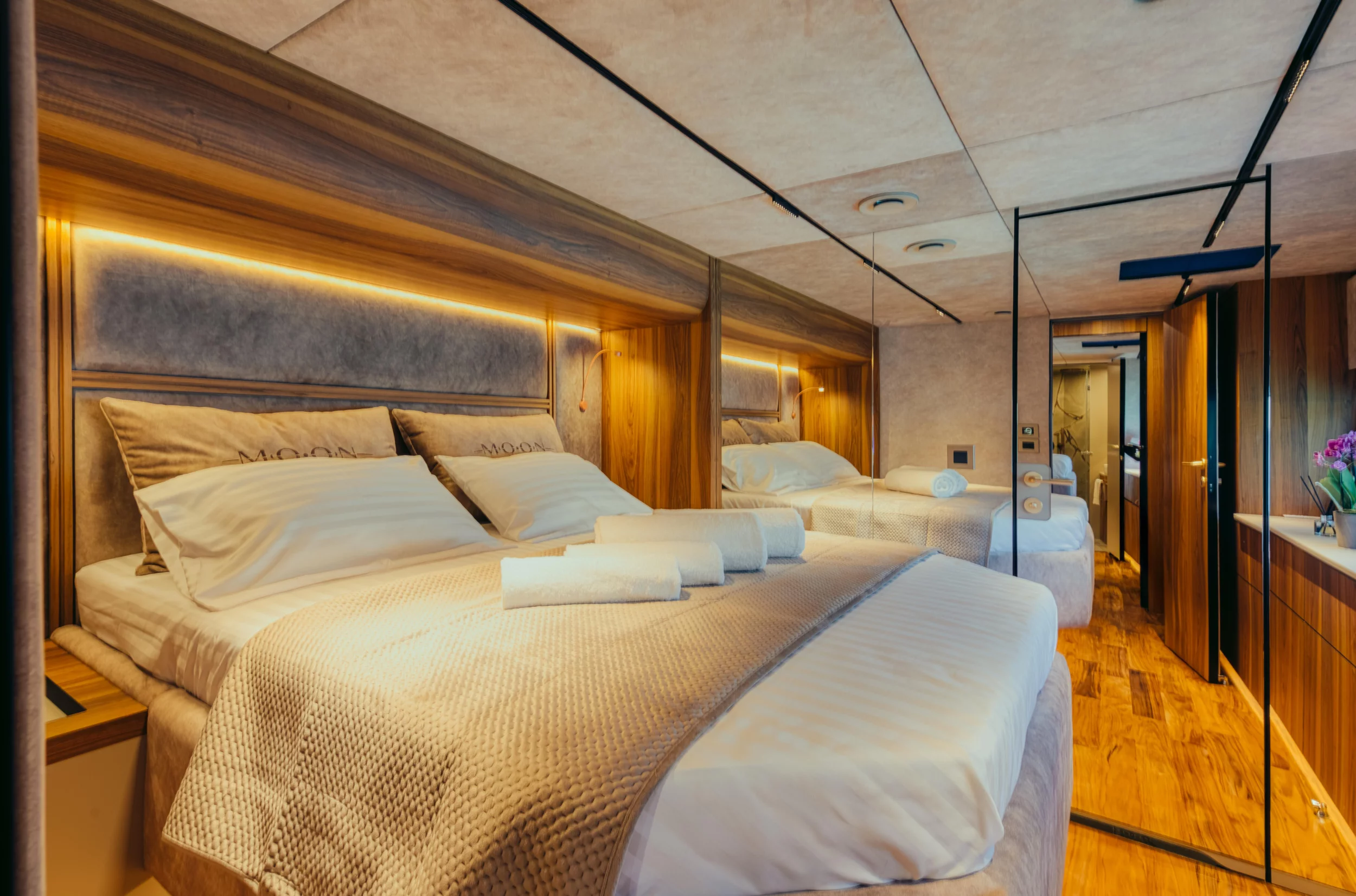 Moon Yacht 65 (Honeymoon)  - 69