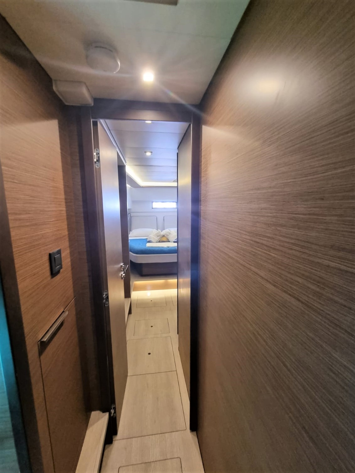 Photo #4 - Lagoon 46 Owners Version (Free Bird II) in Lavrion - 17535