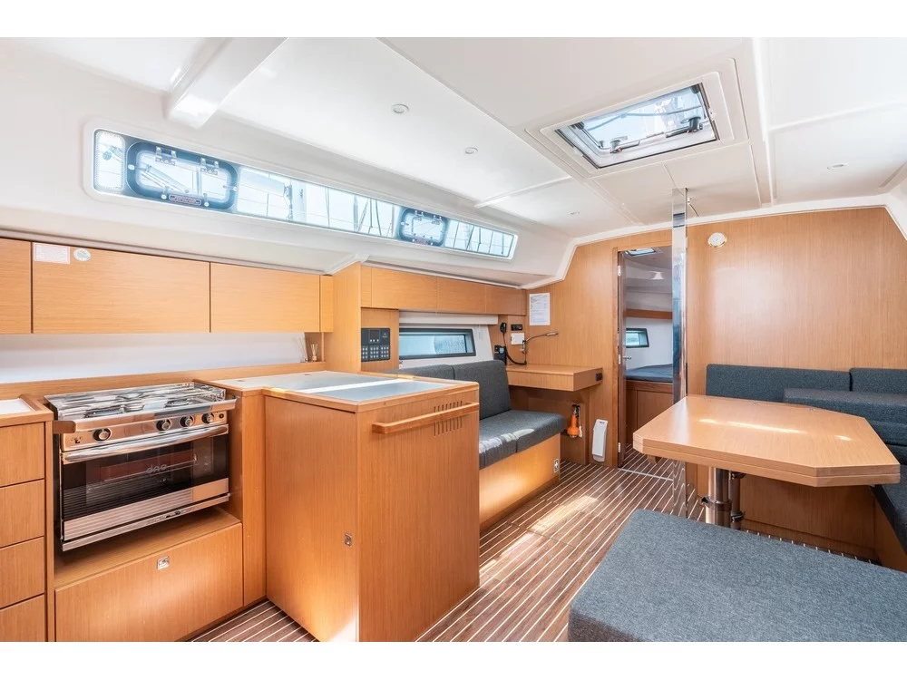 Bavaria C42 (Avra) Interior image - 6