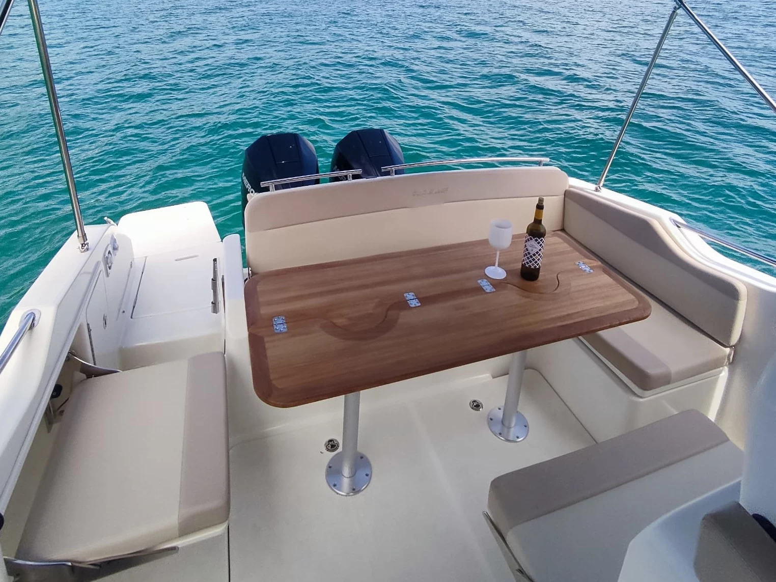 Quicksilver Activ 875 Sundeck (Alice) Interior image - 1