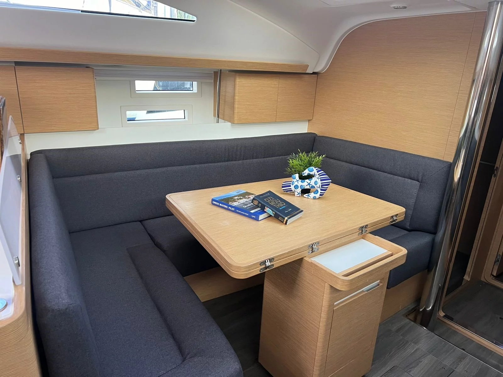 Elan Impression 45 (Rigel (Electric Heads, Inverter)) Interior image - 1