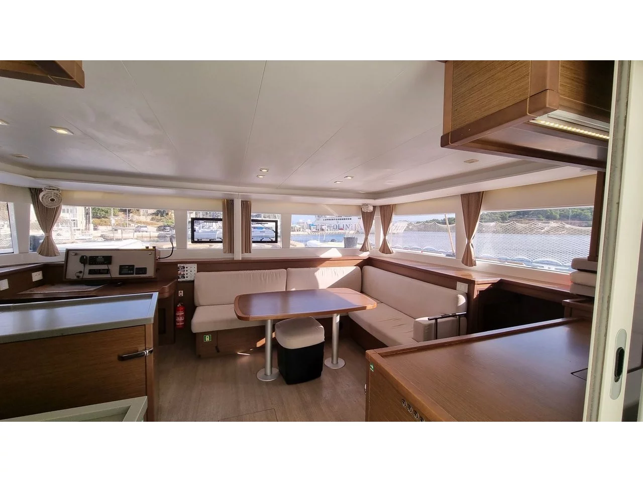 Lagoon 450 Fly (CARMELA) Interior image - 3