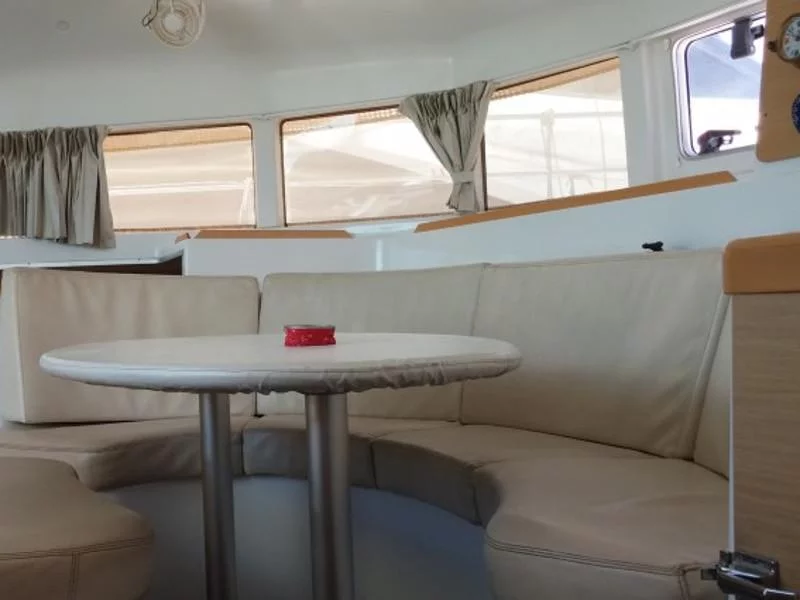 Lagoon 380 (Oh Darling | NEW engines, electric winch, solar panel) Interior image - 13