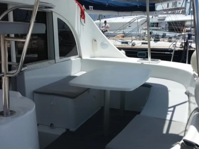 Lagoon 380 (Oh Darling | NEW engines, electric winch, solar panel)  - 9