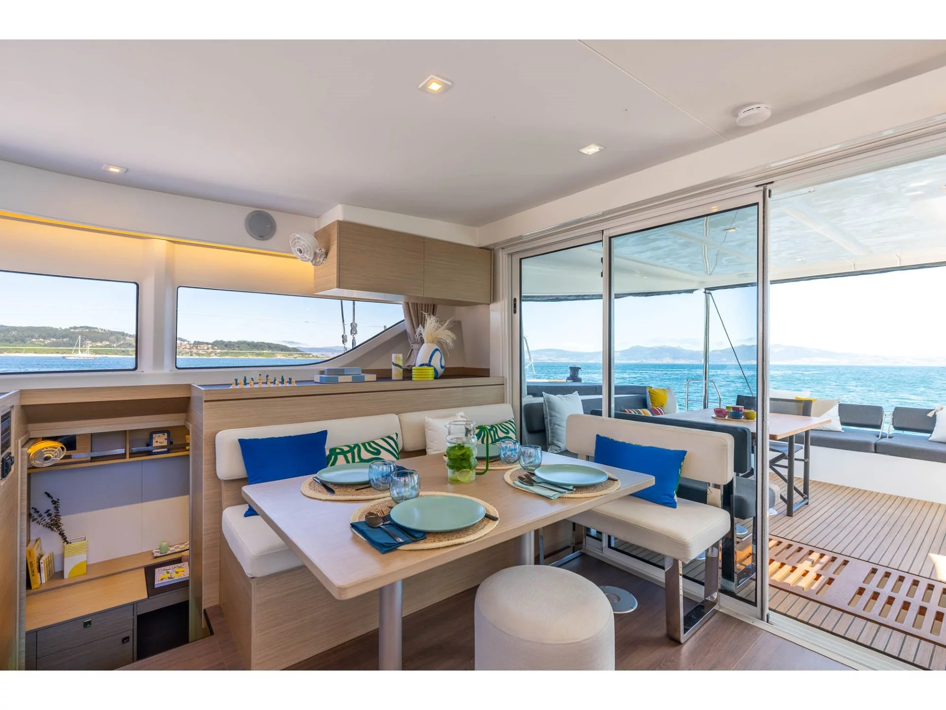 Lagoon 43 (WHITE PEARL) Interior image - 5