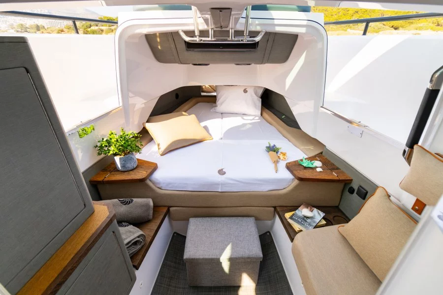 Axopar 37 XC Cross Cabin (MY CHARACTER)  - 11