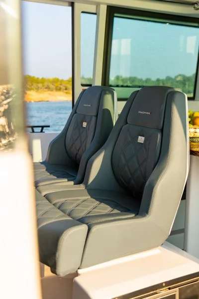 Axopar 37 XC Cross Cabin (MY CHARACTER)  - 18