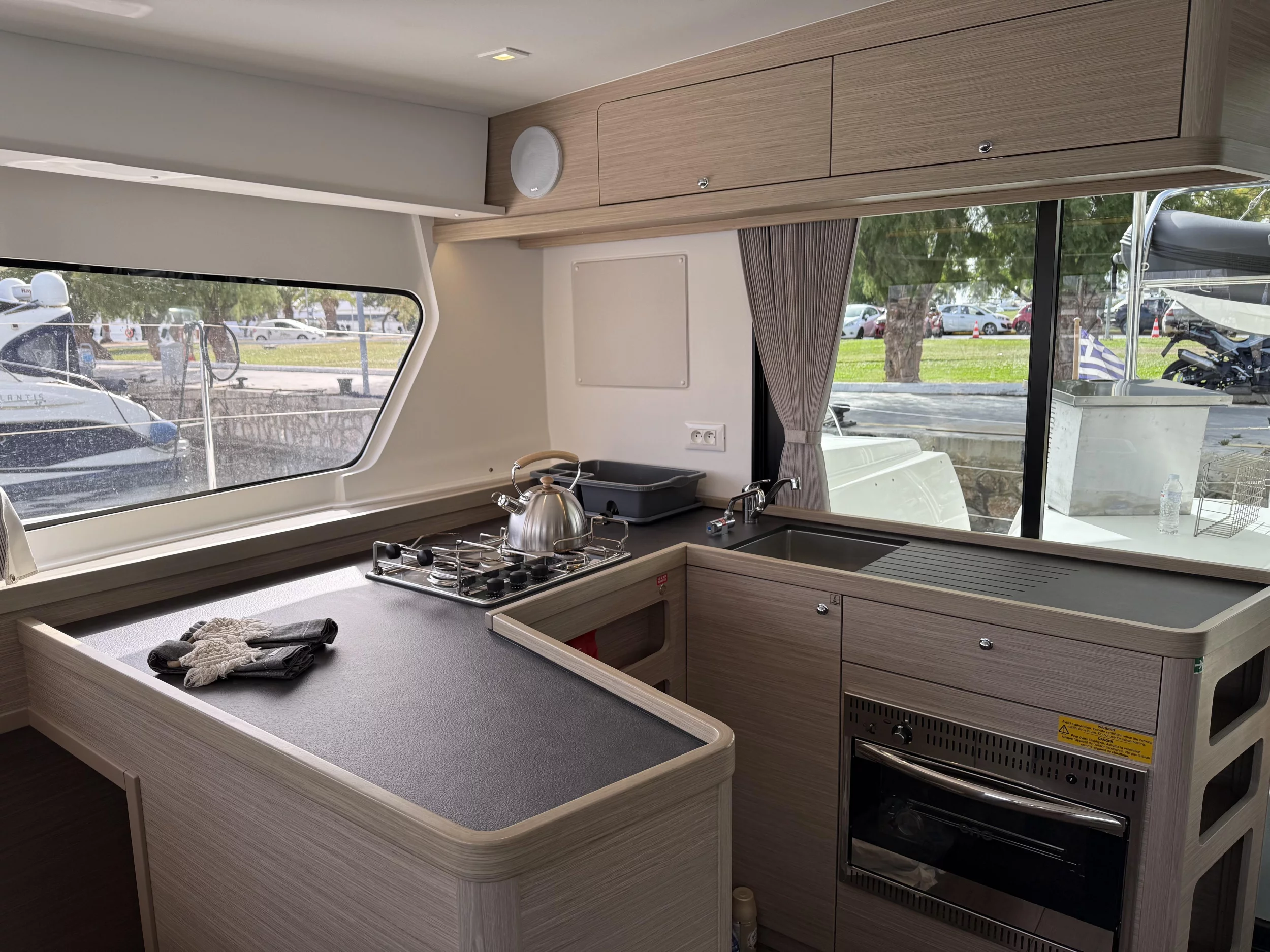 Lagoon 42 (Bellatrix (, Electric Heads)) Interior image - 4