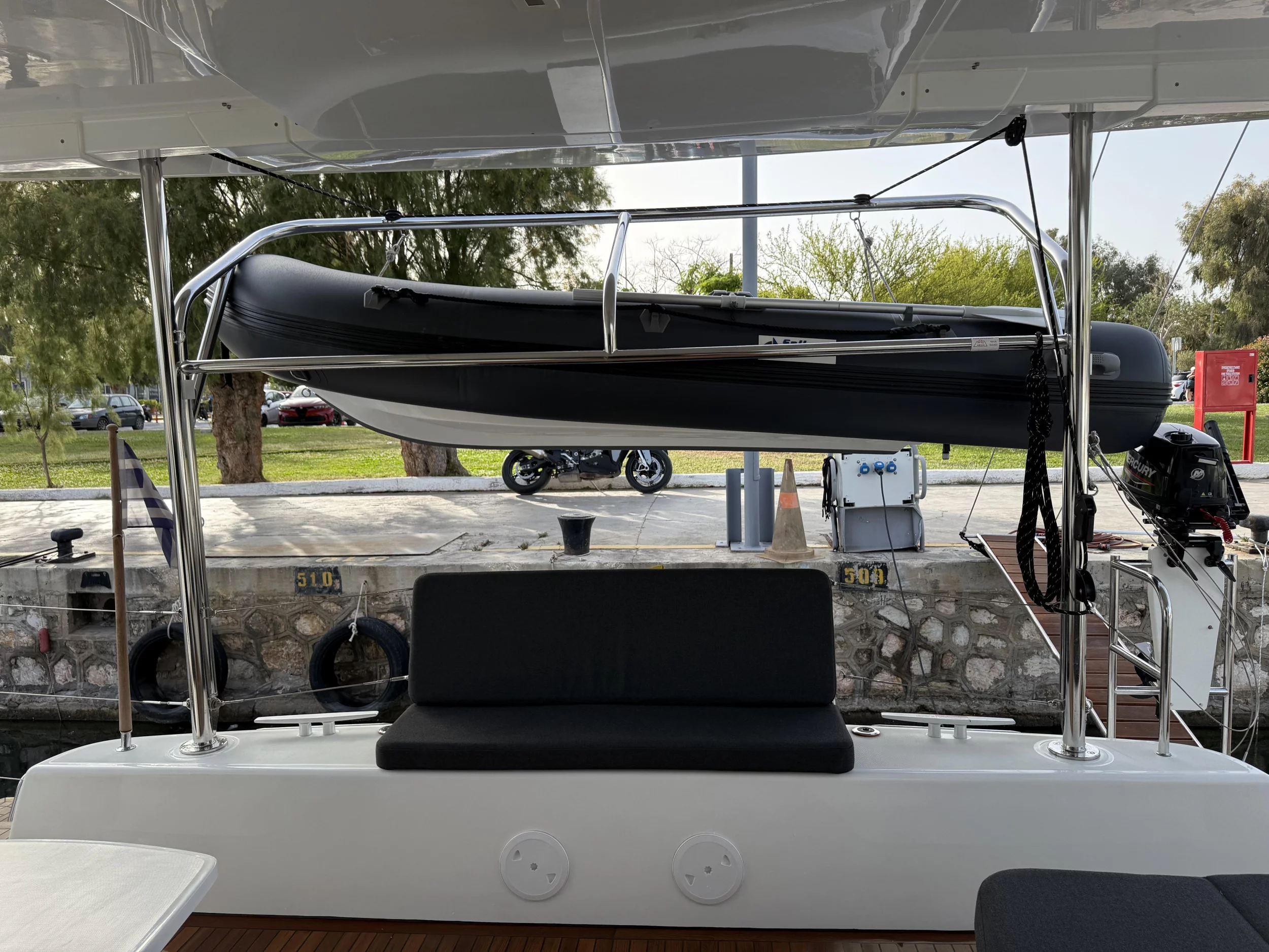 Lagoon 42 (Bellatrix (, Electric Heads))  - 5