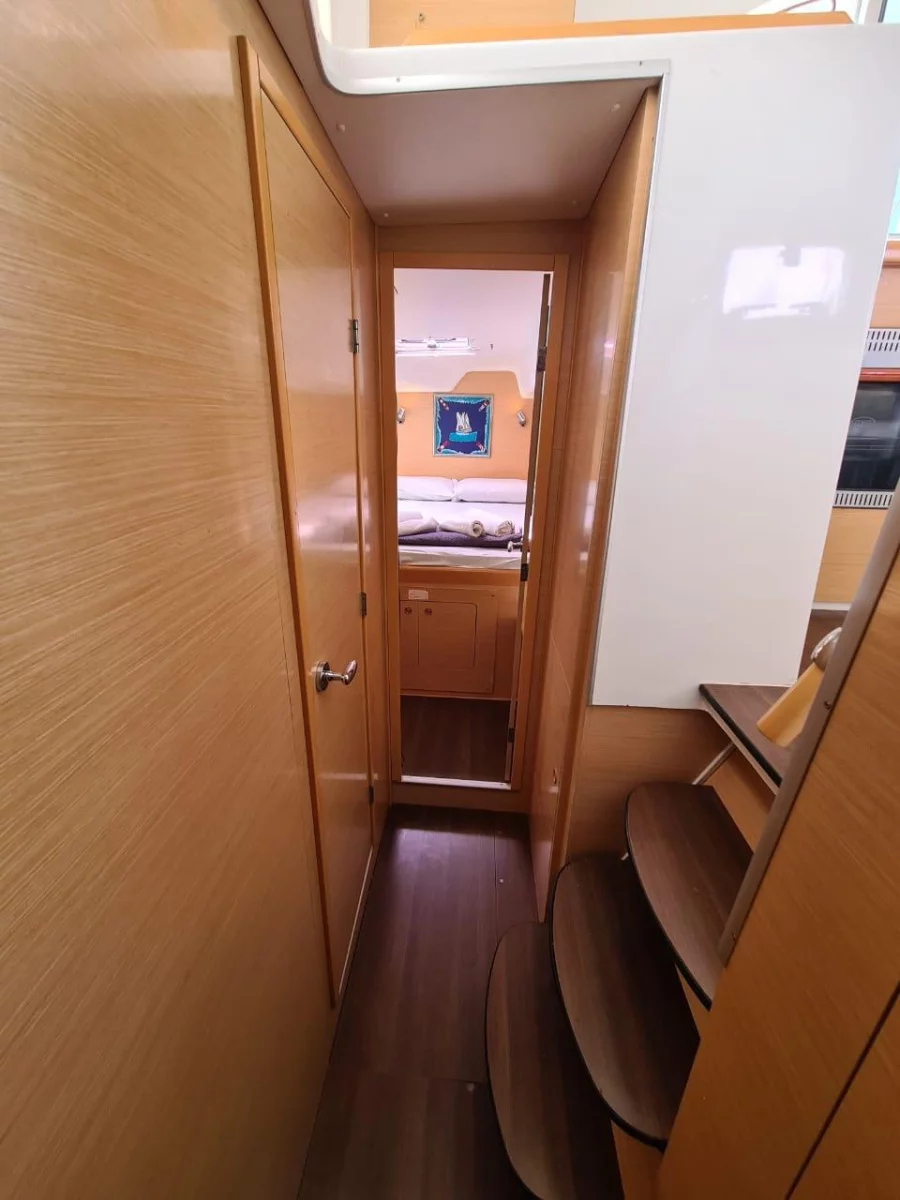 Lagoon 380 (Oh Darling | NEW engines, electric winch, solar panel)  - 19