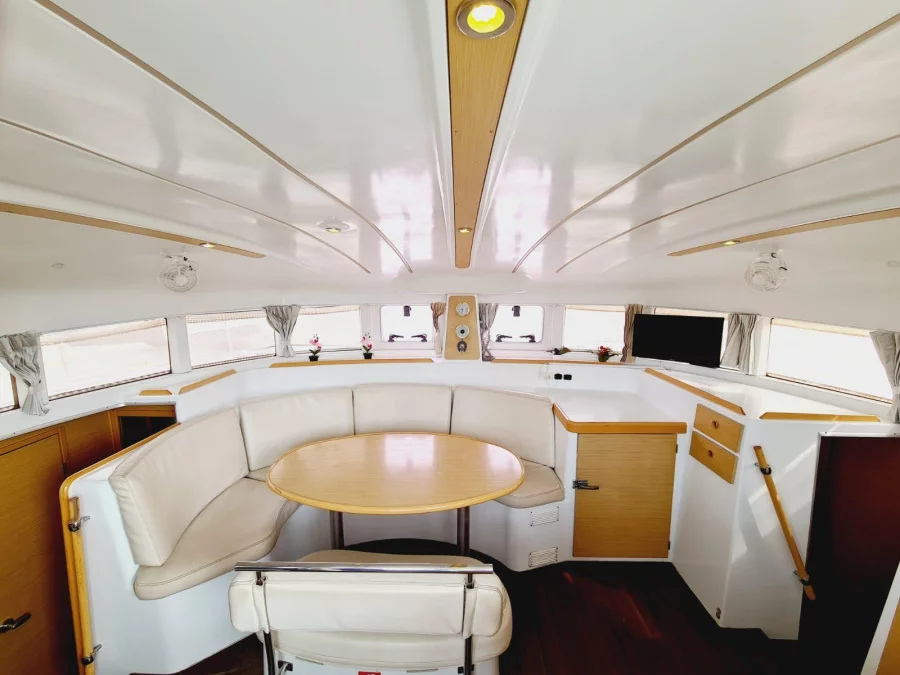 Lagoon 380 (Oh Darling | NEW engines, electric winch, solar panel) Interior image - 23