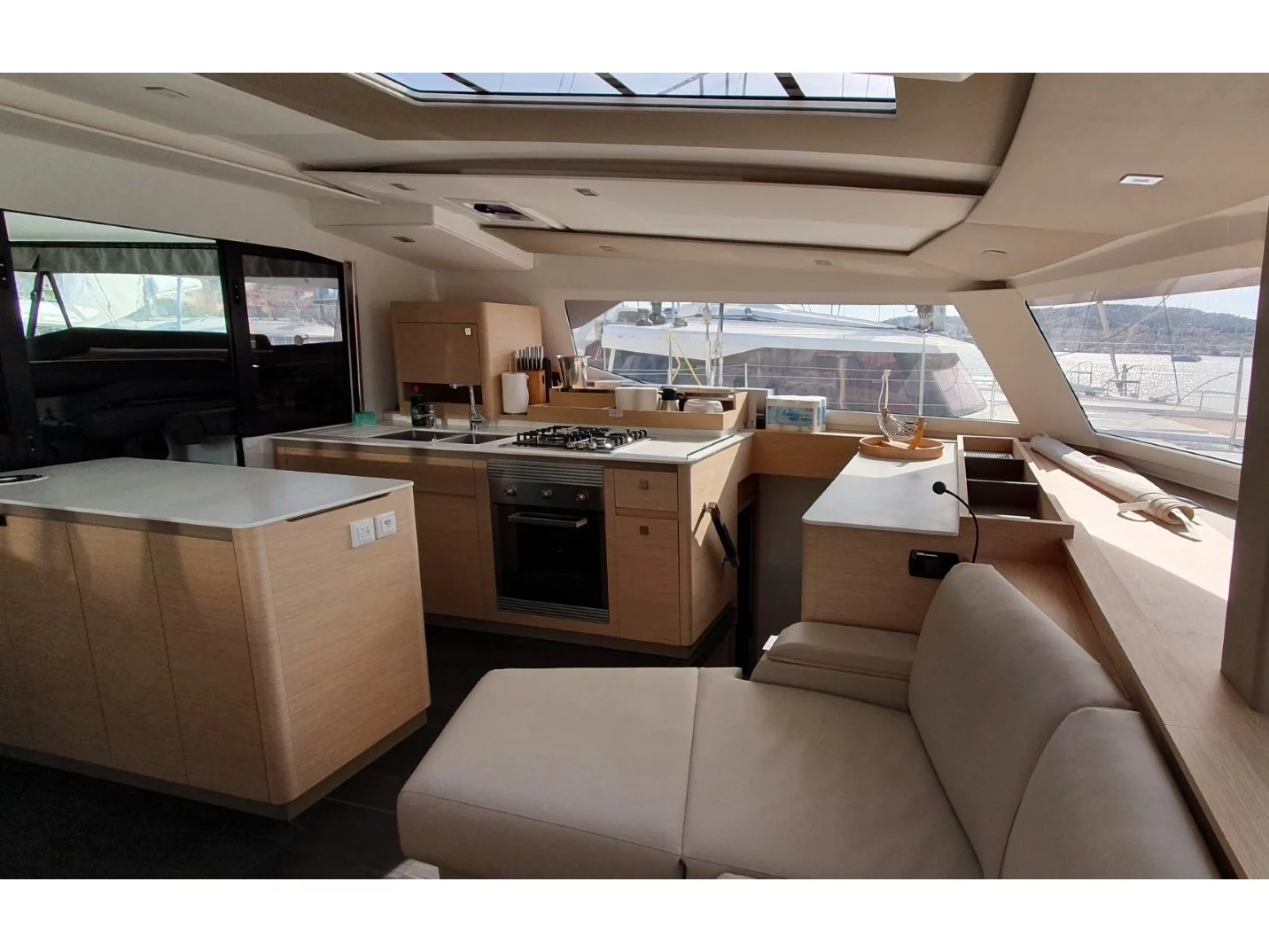 Aura 51 (PRINCESS) Interior image - 4