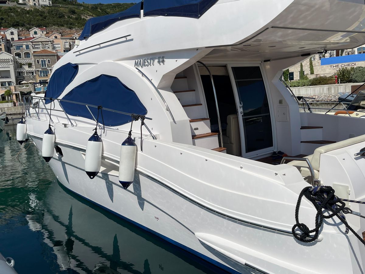 Photo #10 - Majesty 44 Fly (MY STARK) en Athènes - 19627