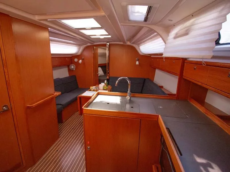 Bavaria 37 (Lady Ann) Interior image - 3