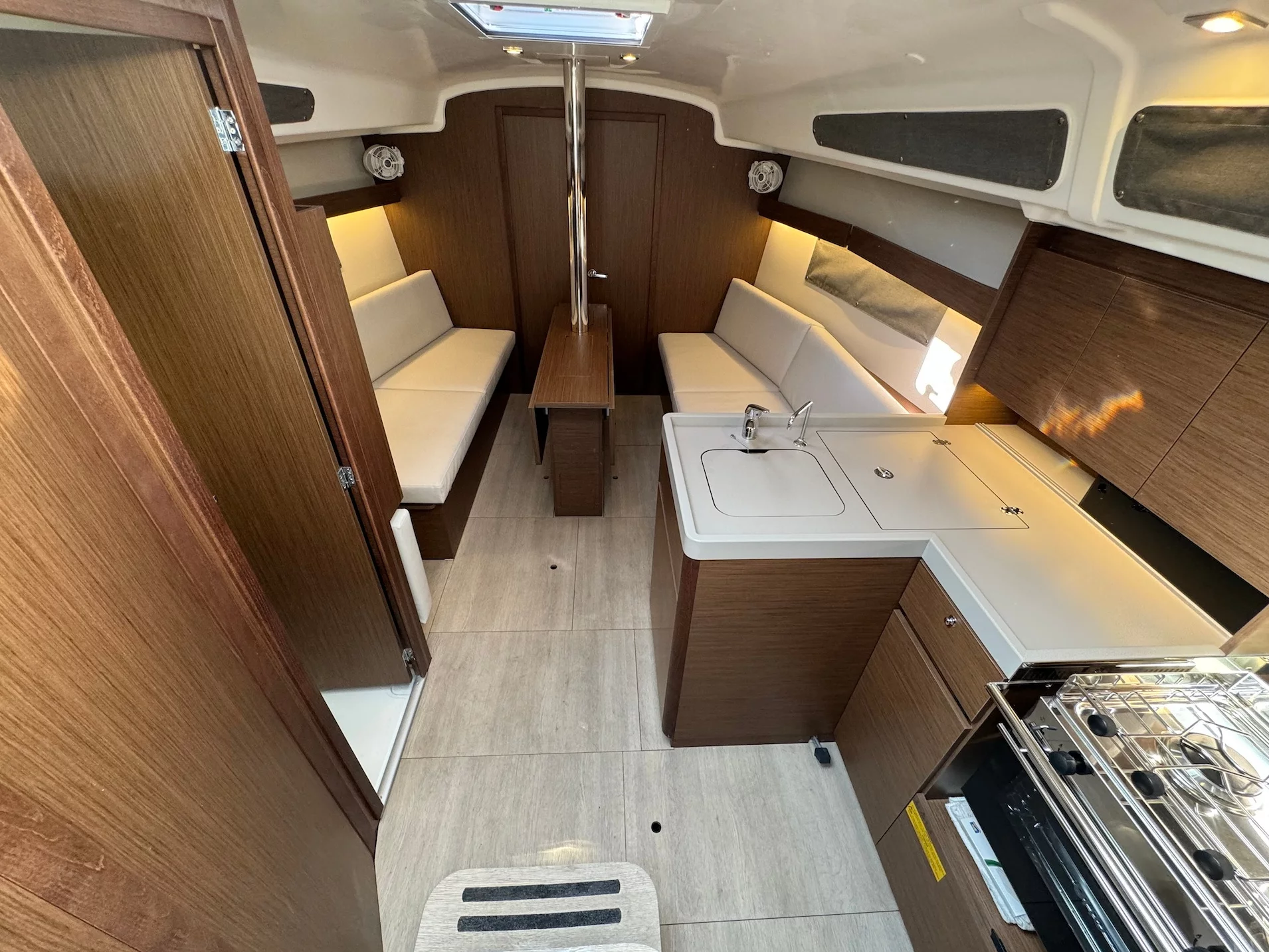 Oceanis 34.1 (Arnie) Interior image - 10
