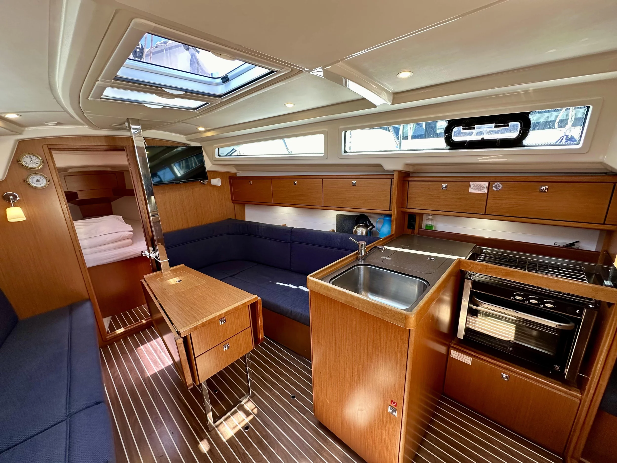 Bavaria Cruiser 34 (Kosjenka) Interior image - 3