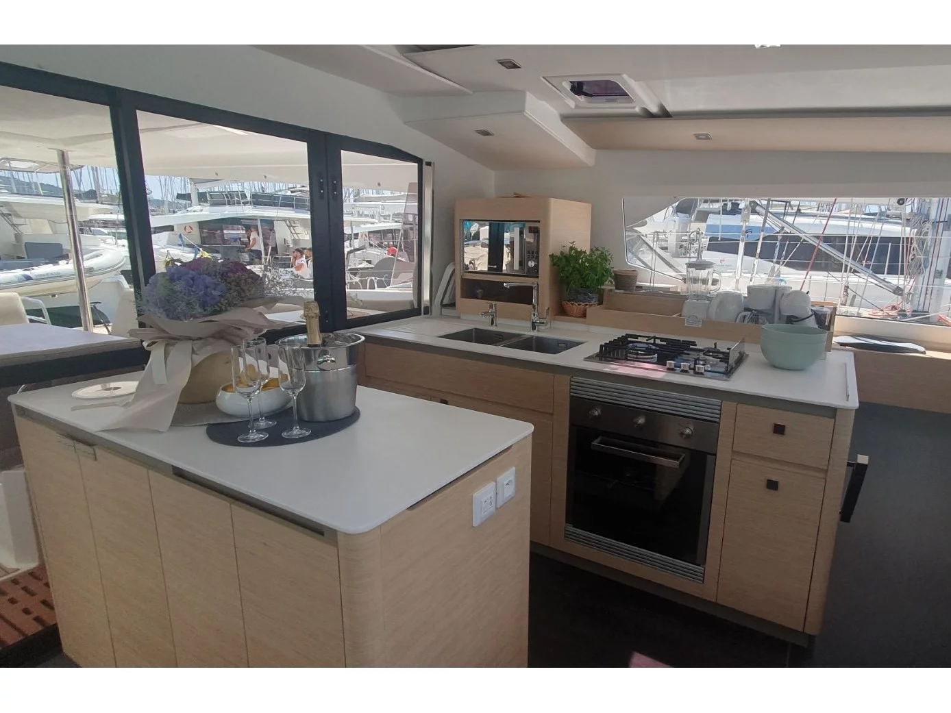 Aura 51 (SUNRISE) Interior image - 11