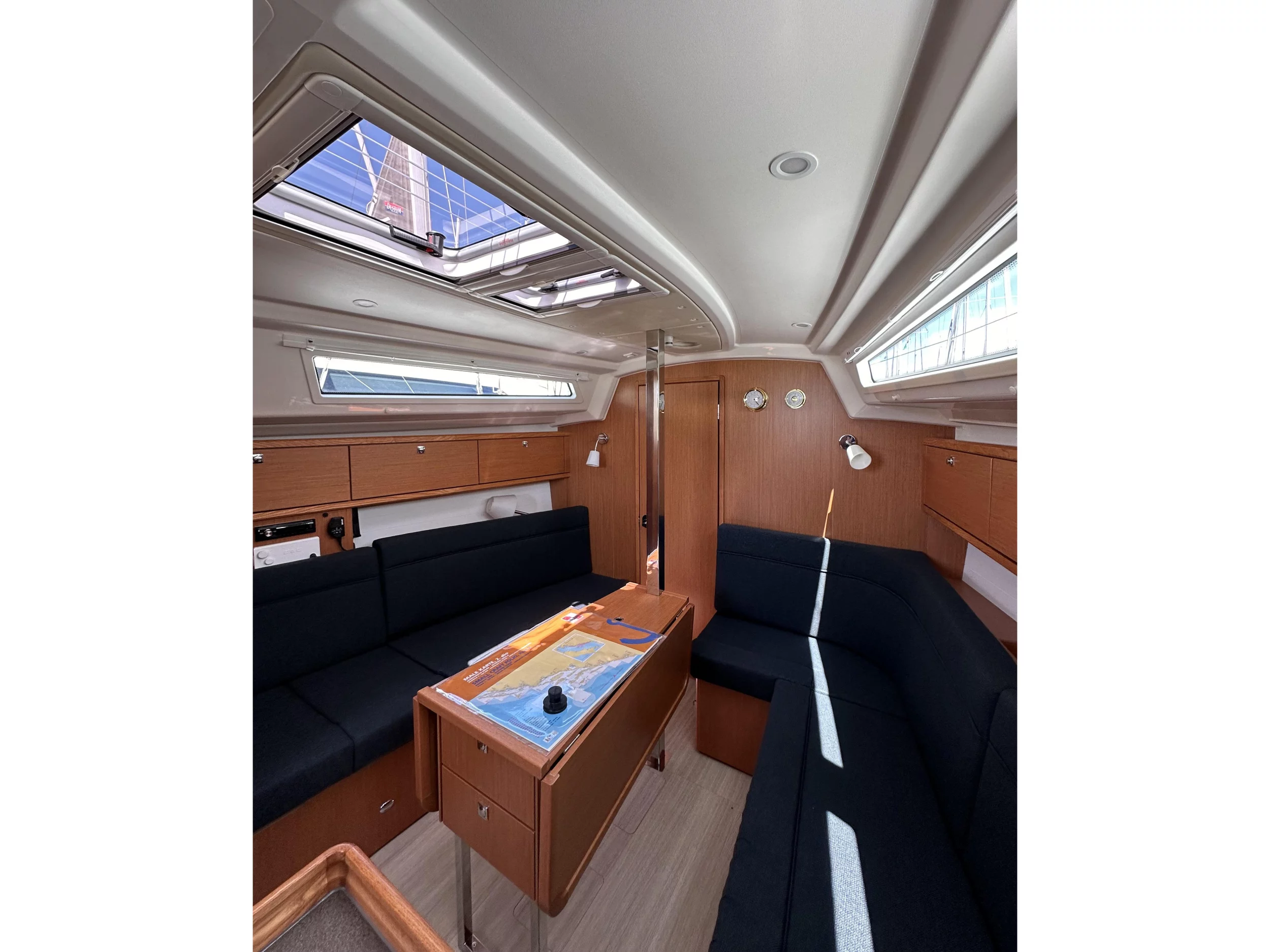 Bavaria Cruiser 34 (Ziggy) Interior image - 1