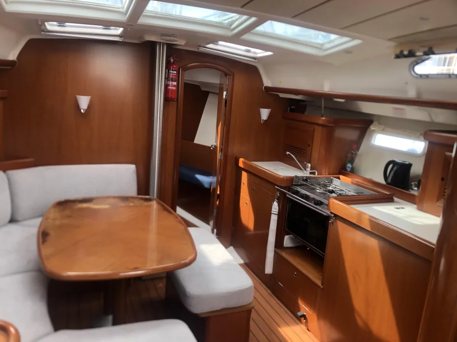 Oceanis 393 Clipper (Holy Diver) Interior image - 7