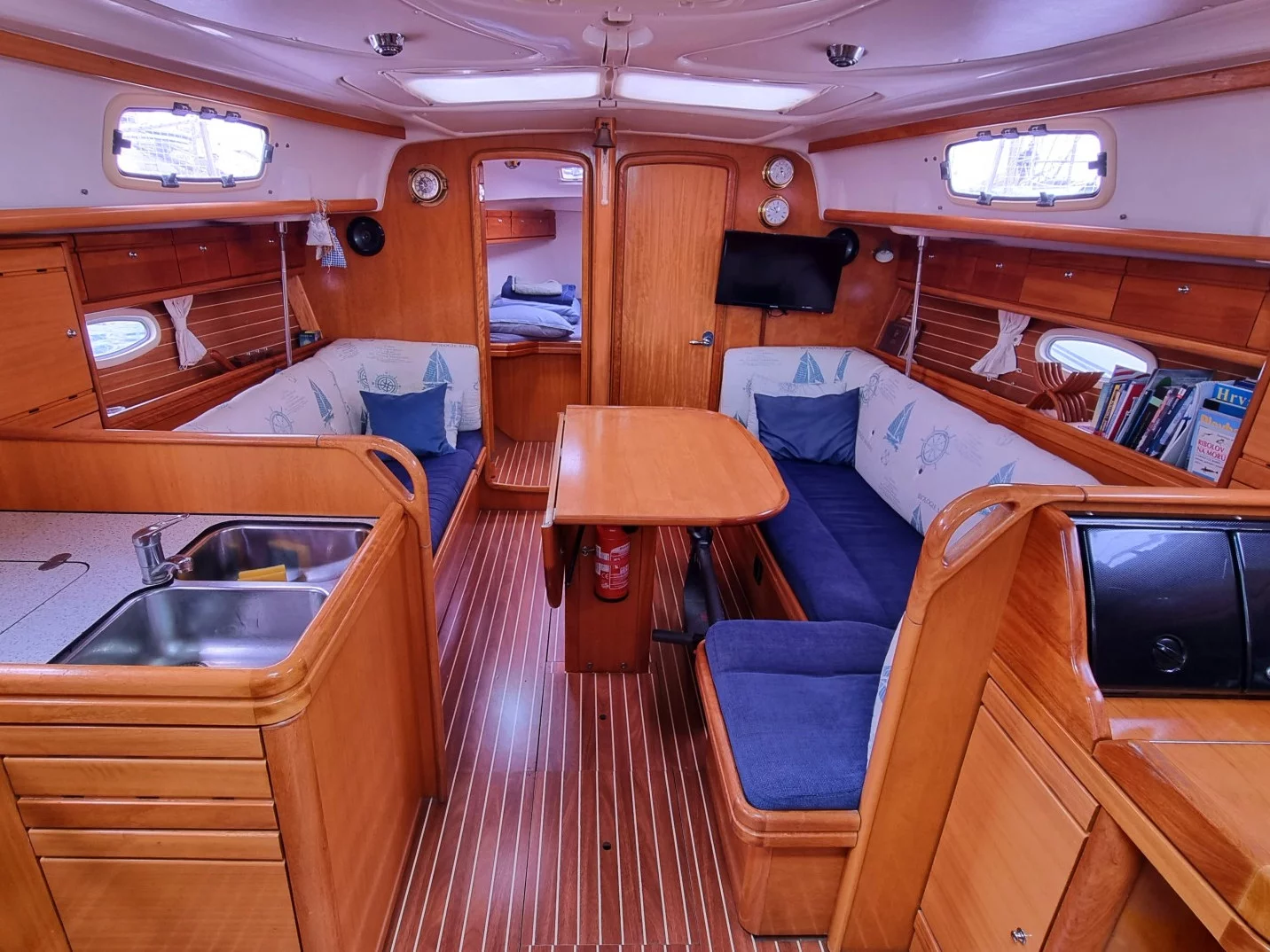 Bavaria Cruiser 37 (Hani) Interior image - 10
