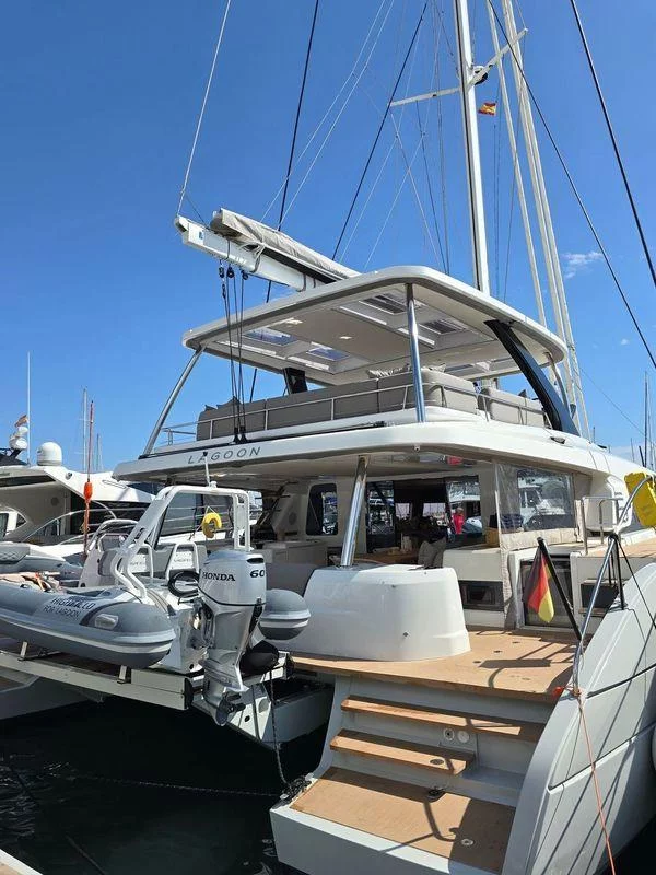 Lagoon Sixty5 (TriWing Endor)  - 24