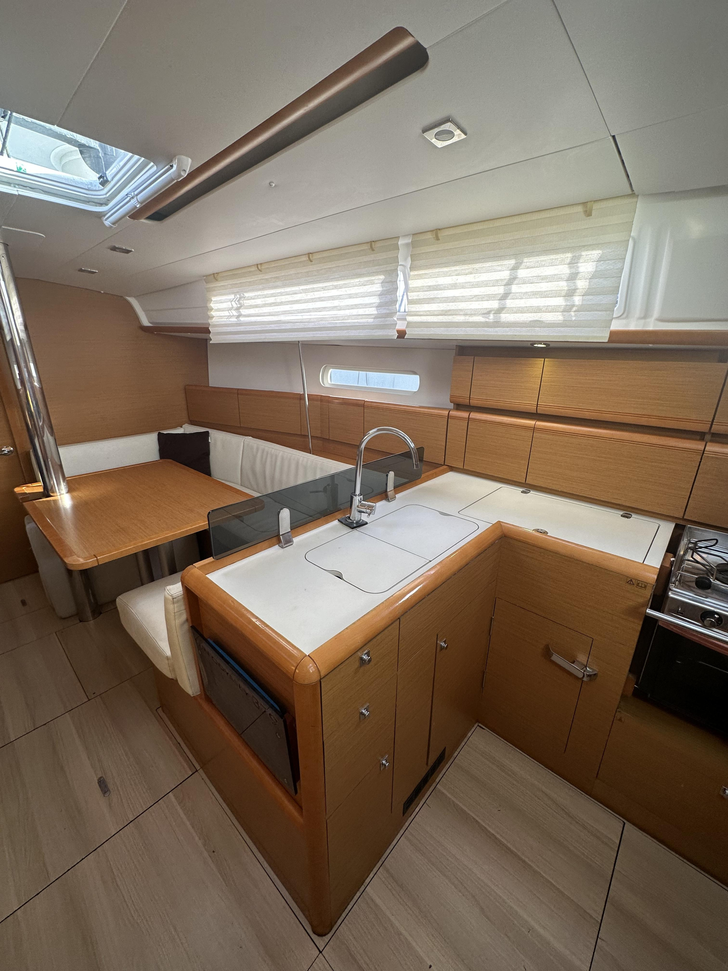 Photo #10 - Sun Odyssey 379 (OYSTER SHELL) in Athen - 22877