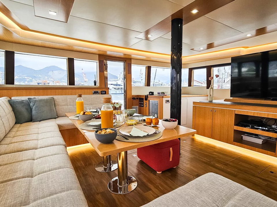Mazarin 55 (October) Interior image - 8