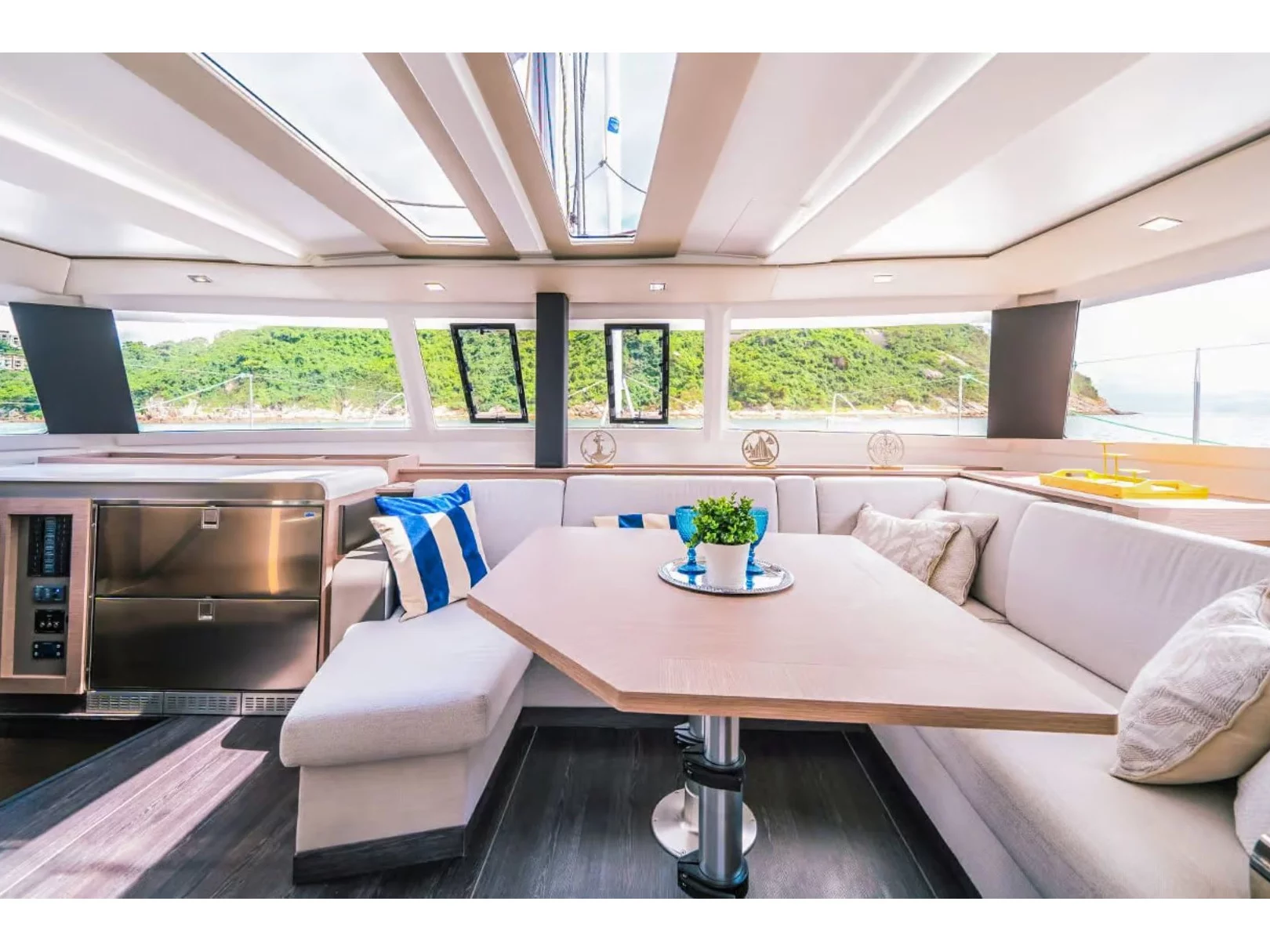 Tanna 47 (Blue Angel) Interior image - 10