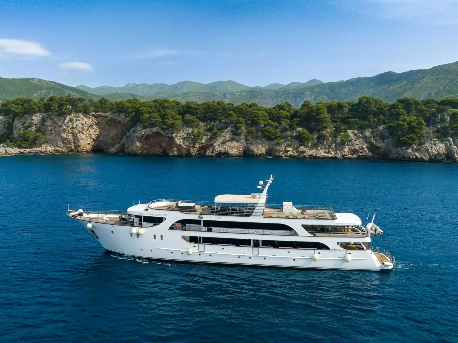 Luxury Motor Yacht (Diamond) Main image - 0