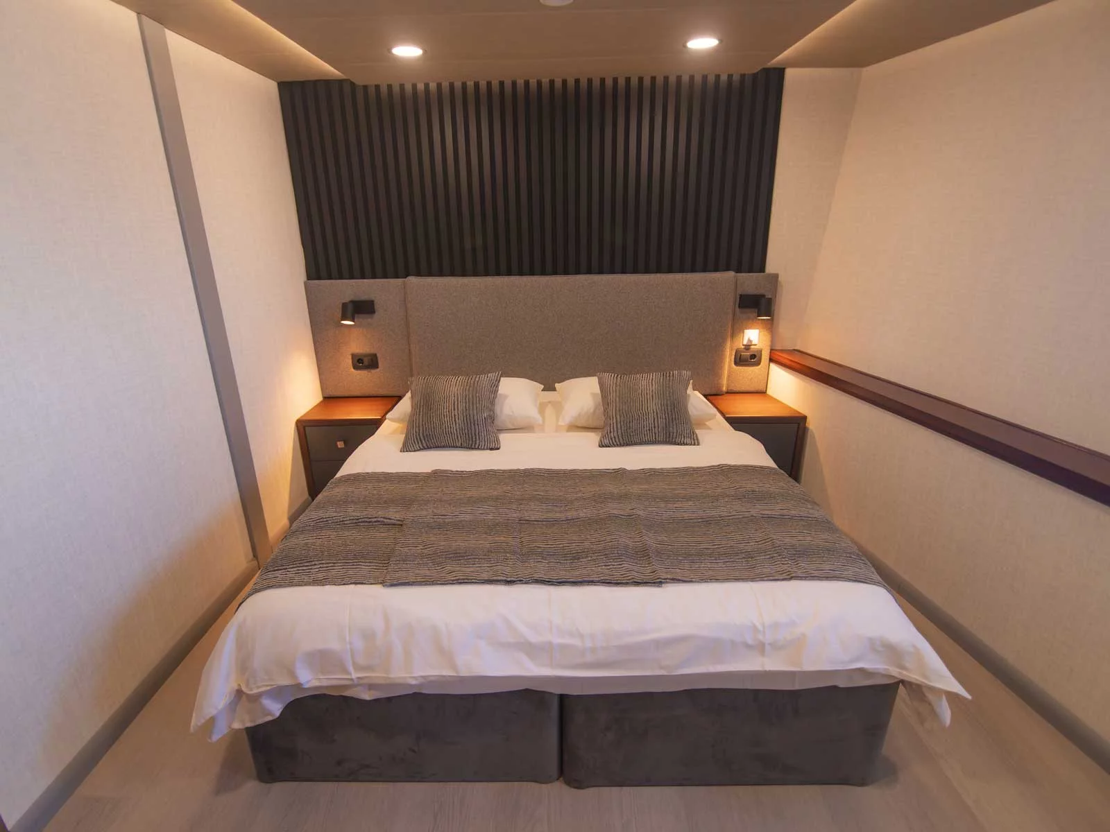 Luxury Motor Yacht (Diamond)  - 25