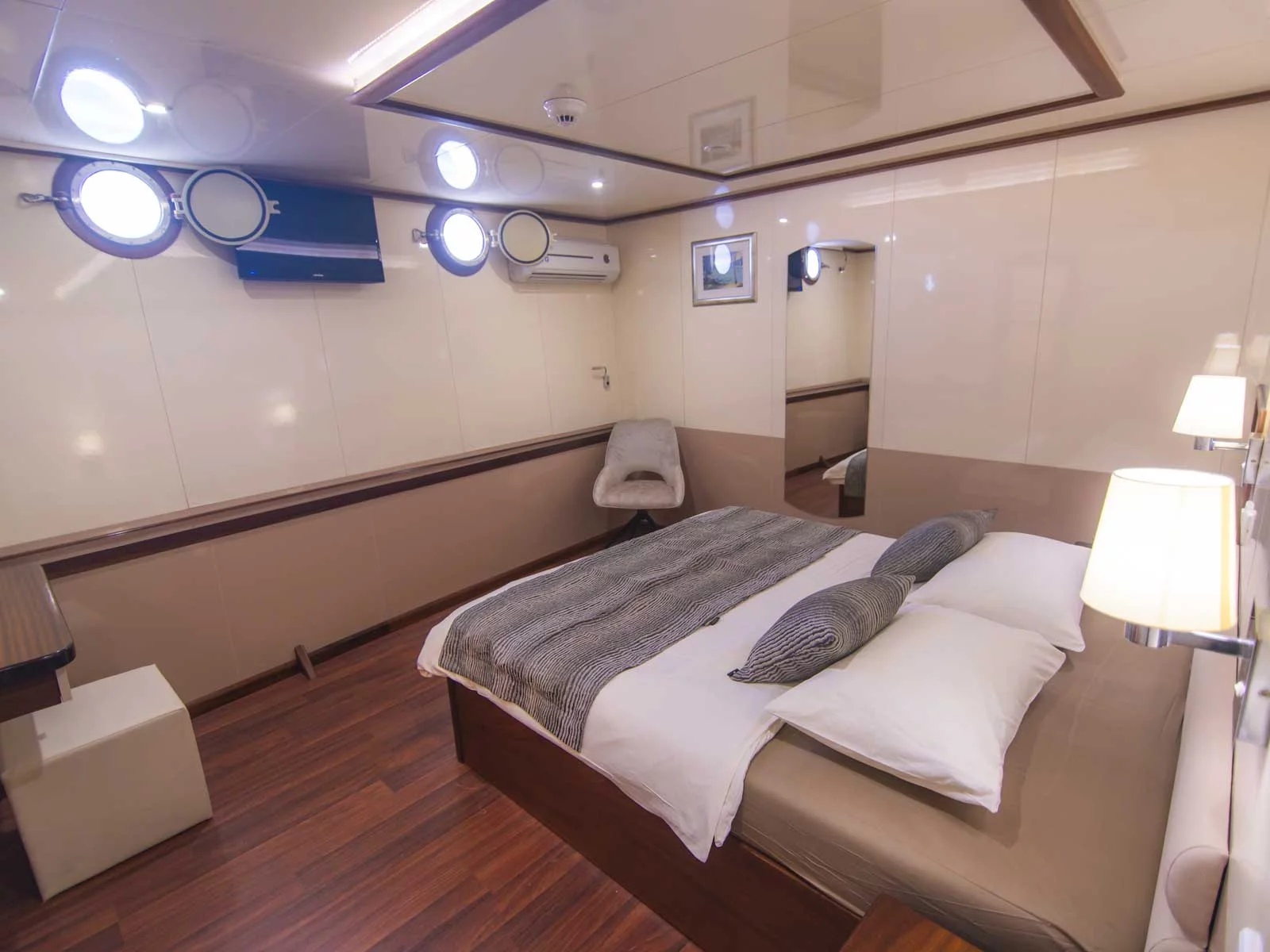 Luxury Motor Yacht (Diamond)  - 13