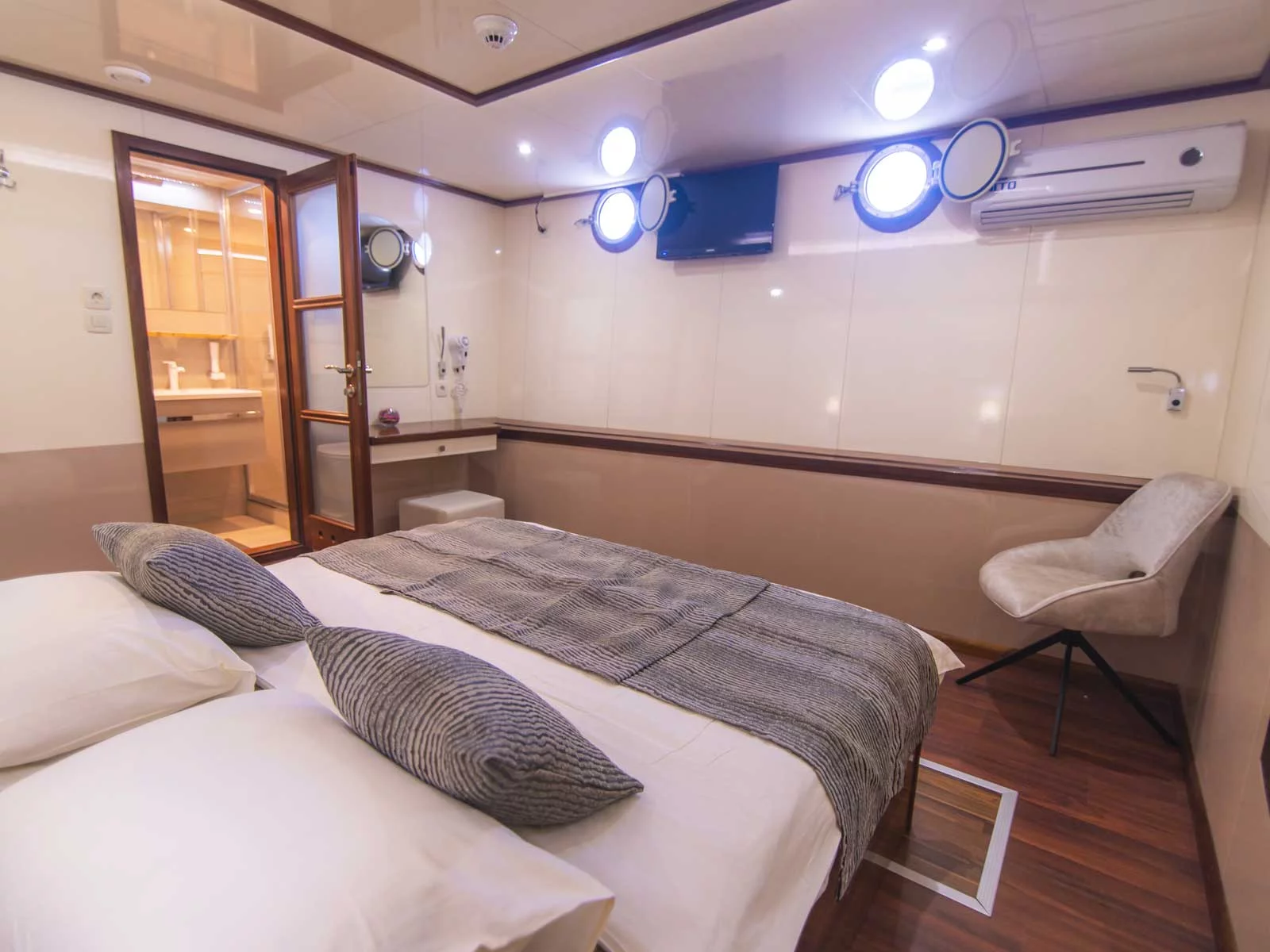 Luxury Motor Yacht (Diamond)  - 36