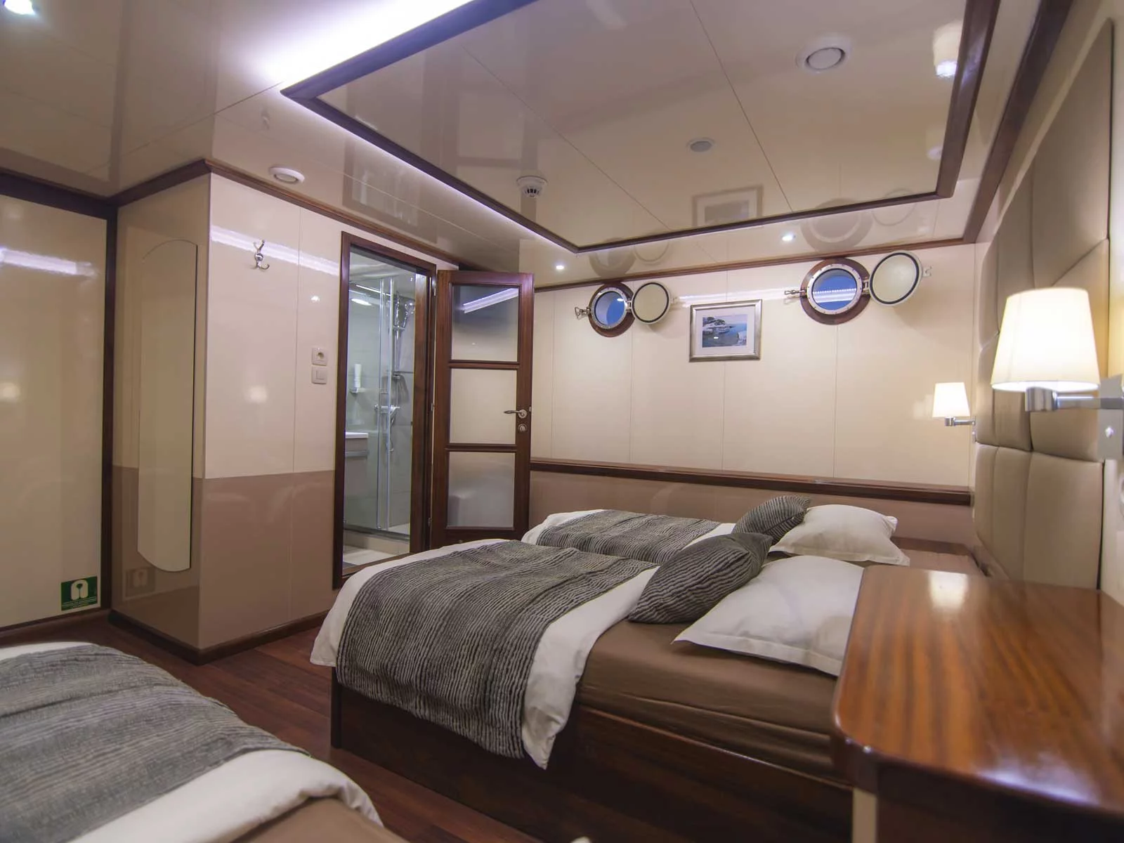 Luxury Motor Yacht (Diamond)  - 45