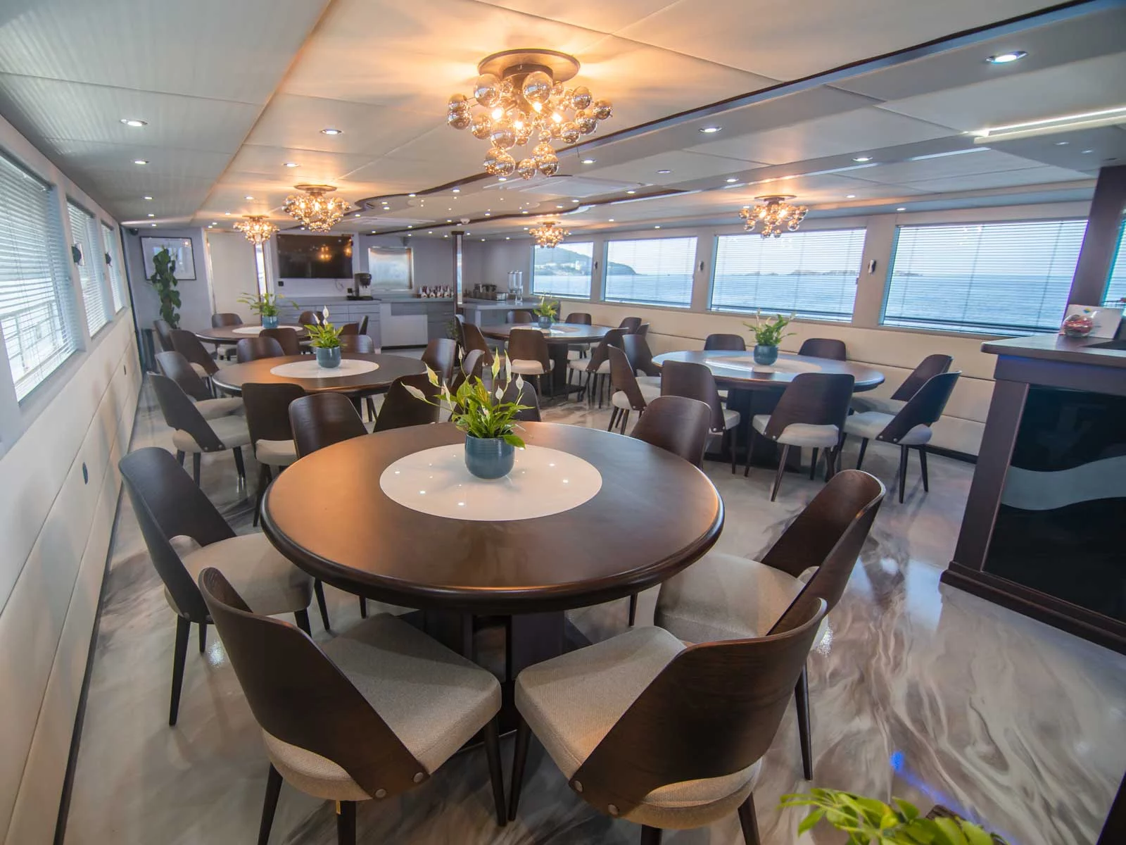 Luxury Motor Yacht (Diamond)  - 12