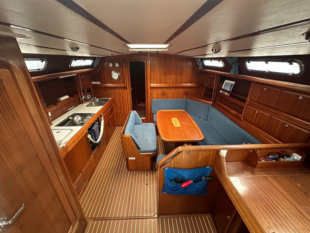 Bavaria 42 Cruiser (Frolika) Interior image - 12