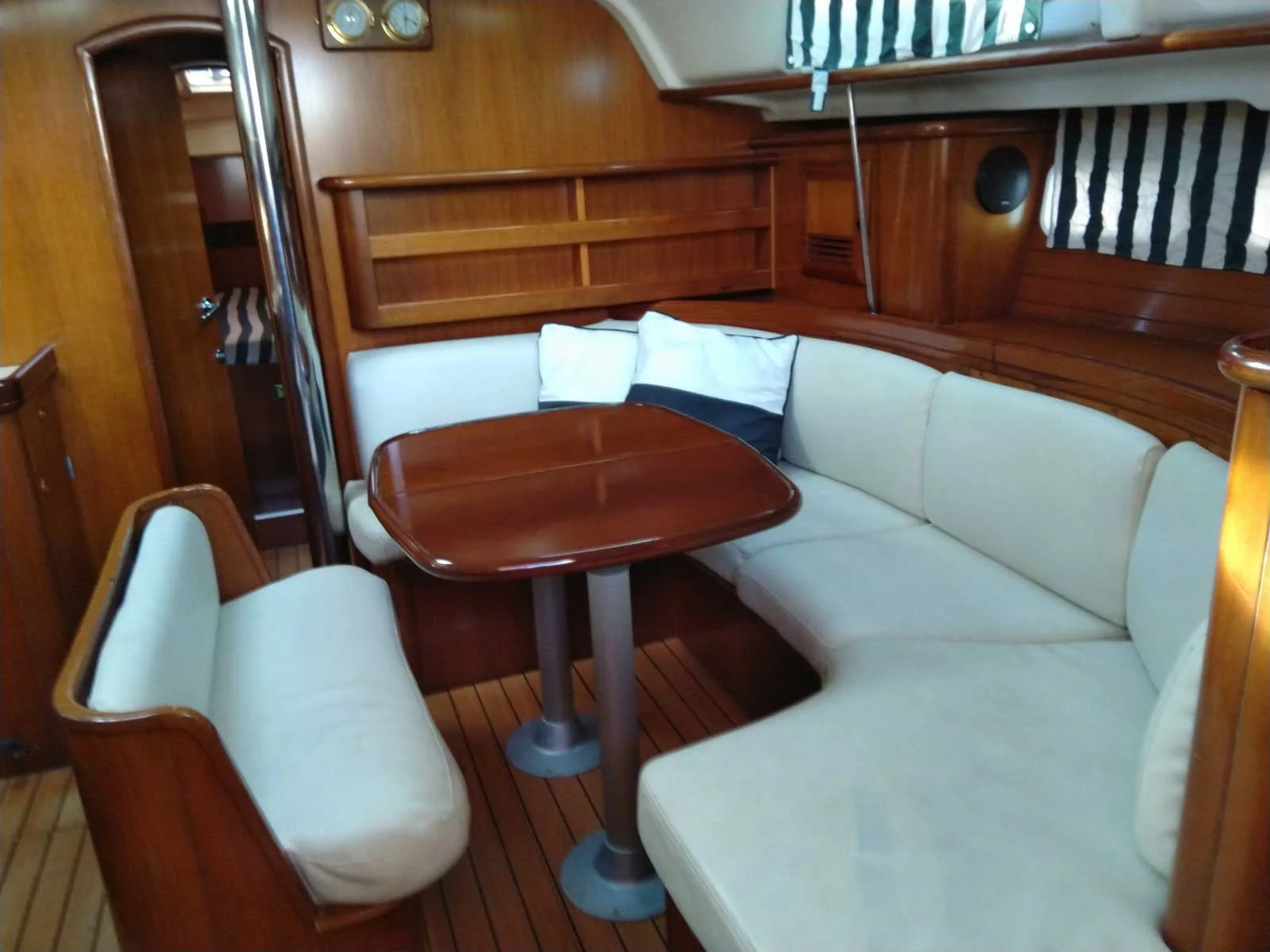 Oceanis Clipper 411 (Nemesis) Interior image - 12