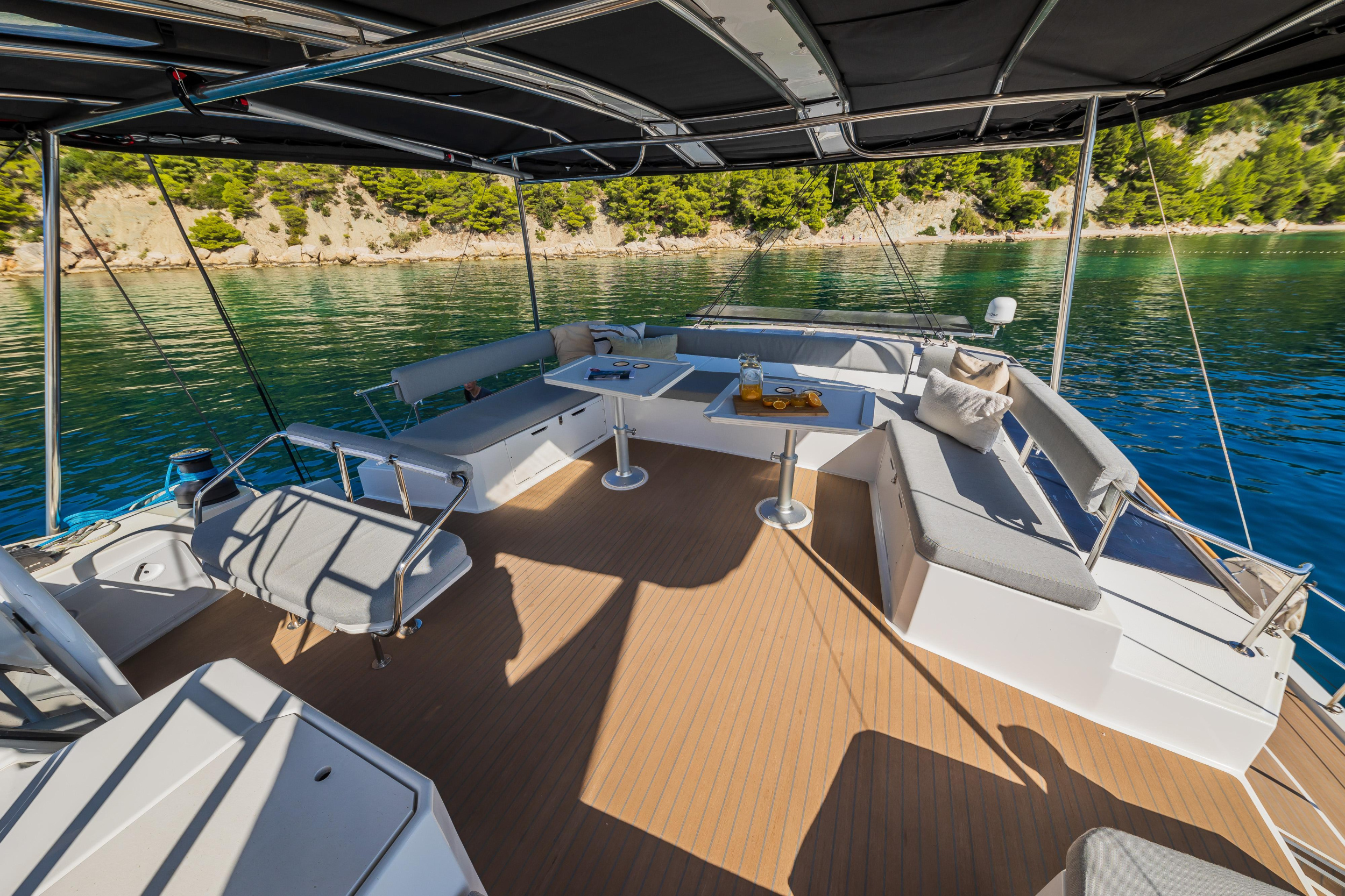 Photo #3 - Bali 5.4 10 berths (OCEAN LOUNGE) in Atene - 23293