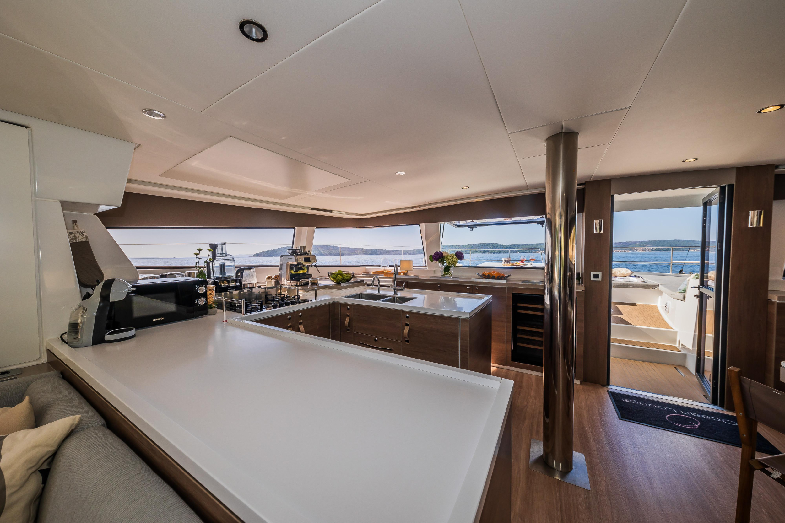 Photo #4 - Bali 5.4 10 berths (OCEAN LOUNGE) in Atene - 23293