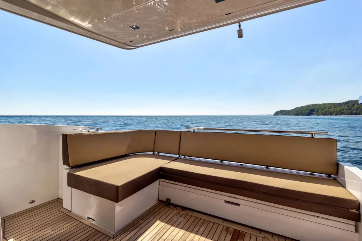 Galeon 420 Fly (Amber Blue)  - 10