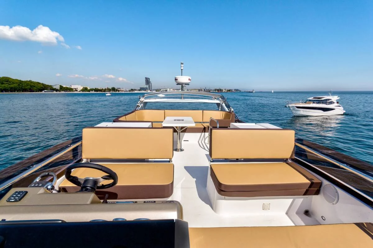 Galeon 420 Fly (Amber Blue)  - 11