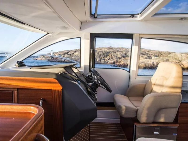 Nimbus 305 Coupe (Fourlux II) Interior image - 3