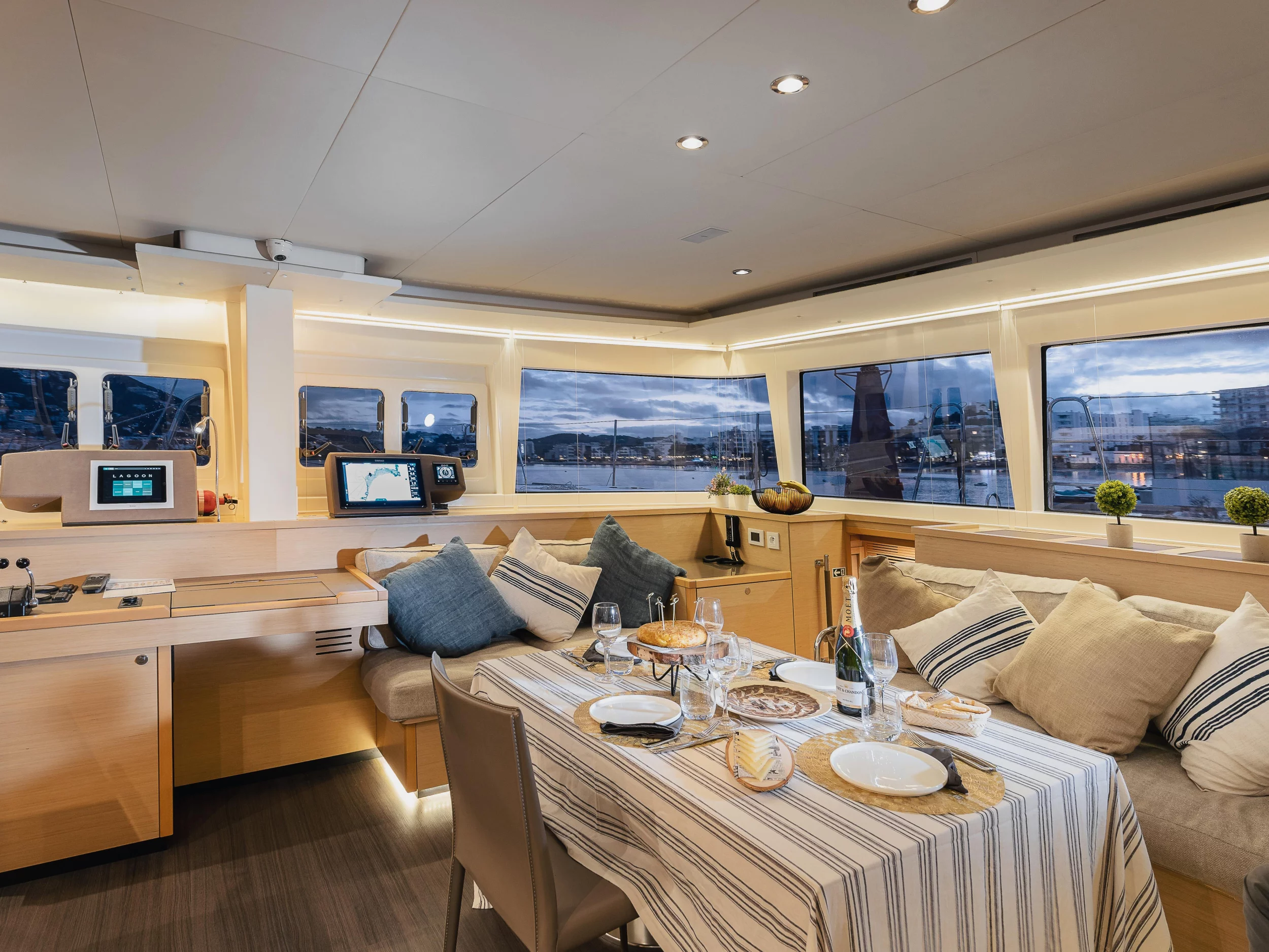 Lagoon 560 S2 FULL EQUIPE LUXE (Baltsar) Interior image - 1