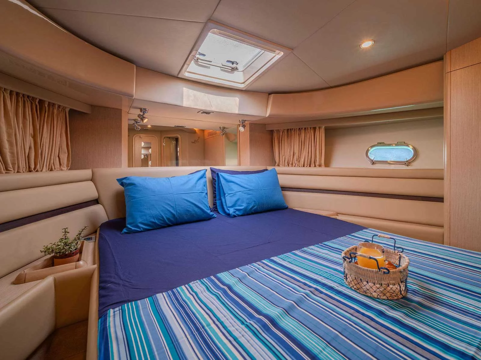 Ferretti 550 (Carte Blanche)  - 12